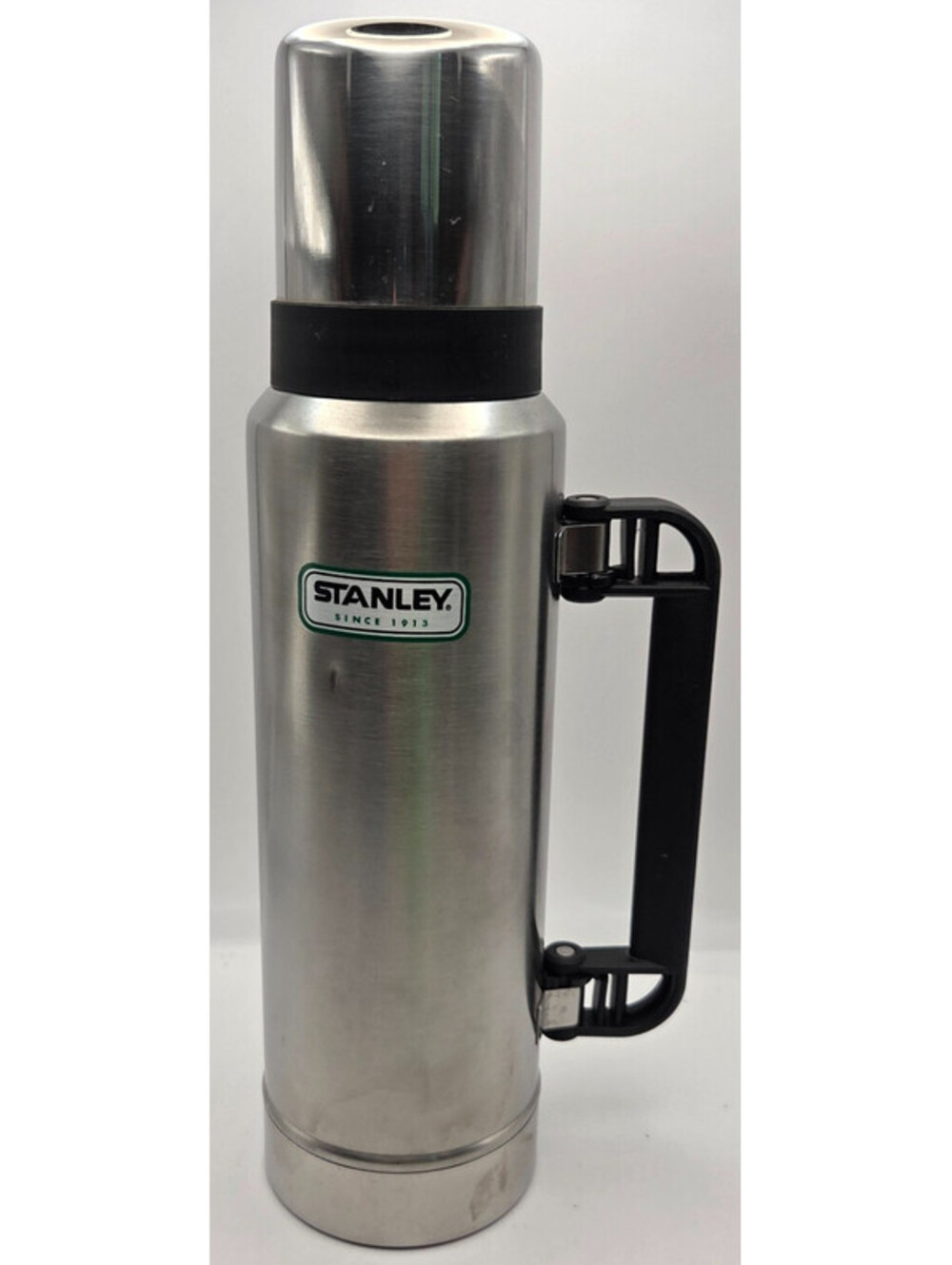 Stanley Classic Vacuum Bottle Thermos Stainless Steel 1 Qt 32 oz Handle Cup